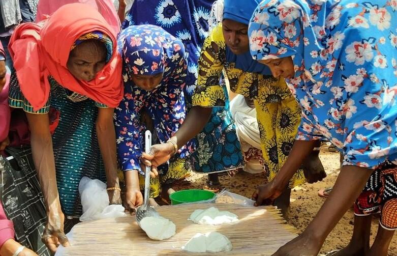 Frauen in Niger bei der Ziegenkäseproduktion