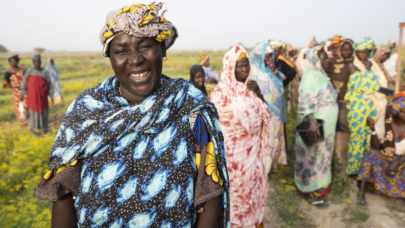 Eine Gruppe von Frauen auf einem Feld