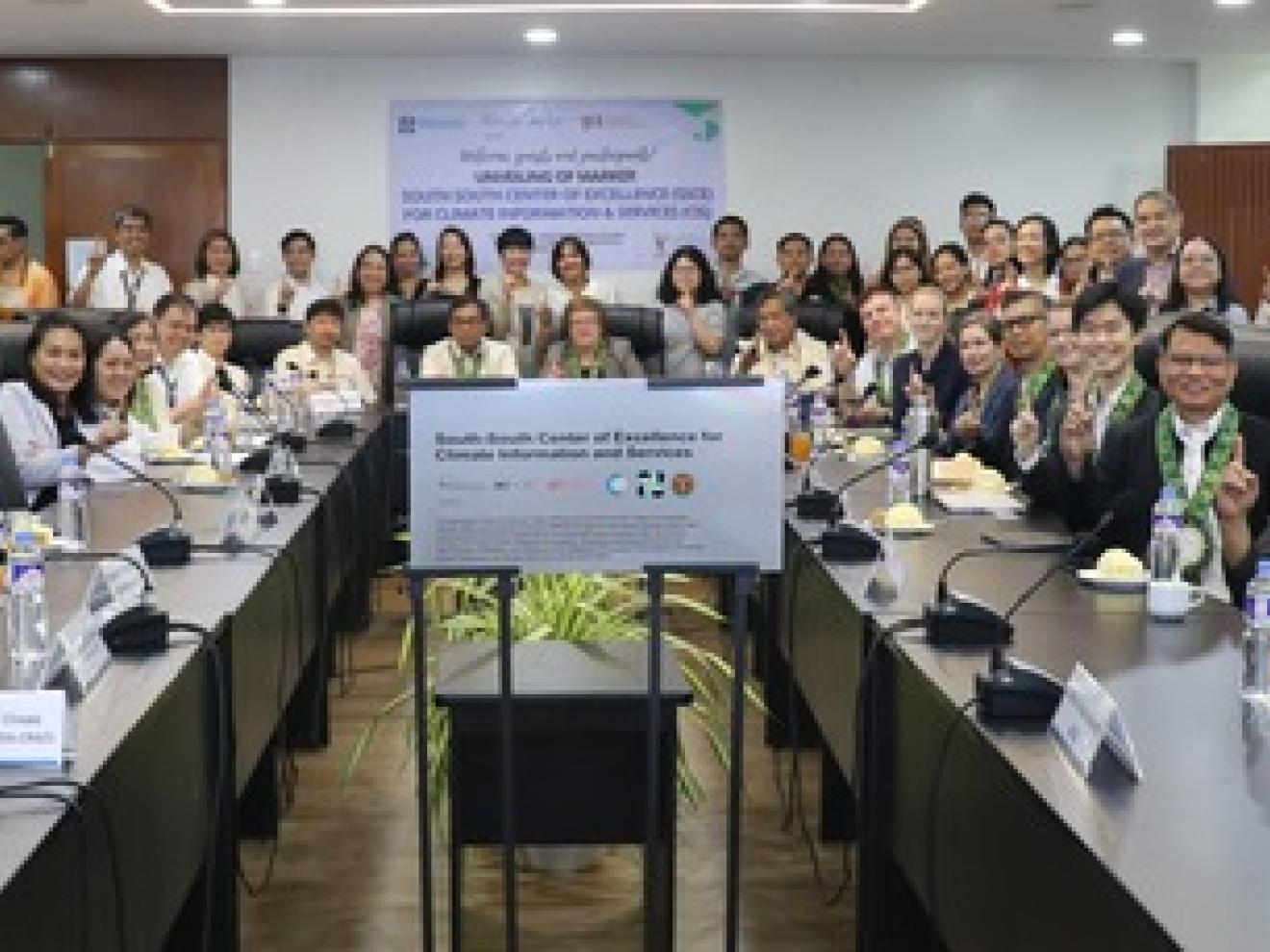 Gruppenbild in einem Saal