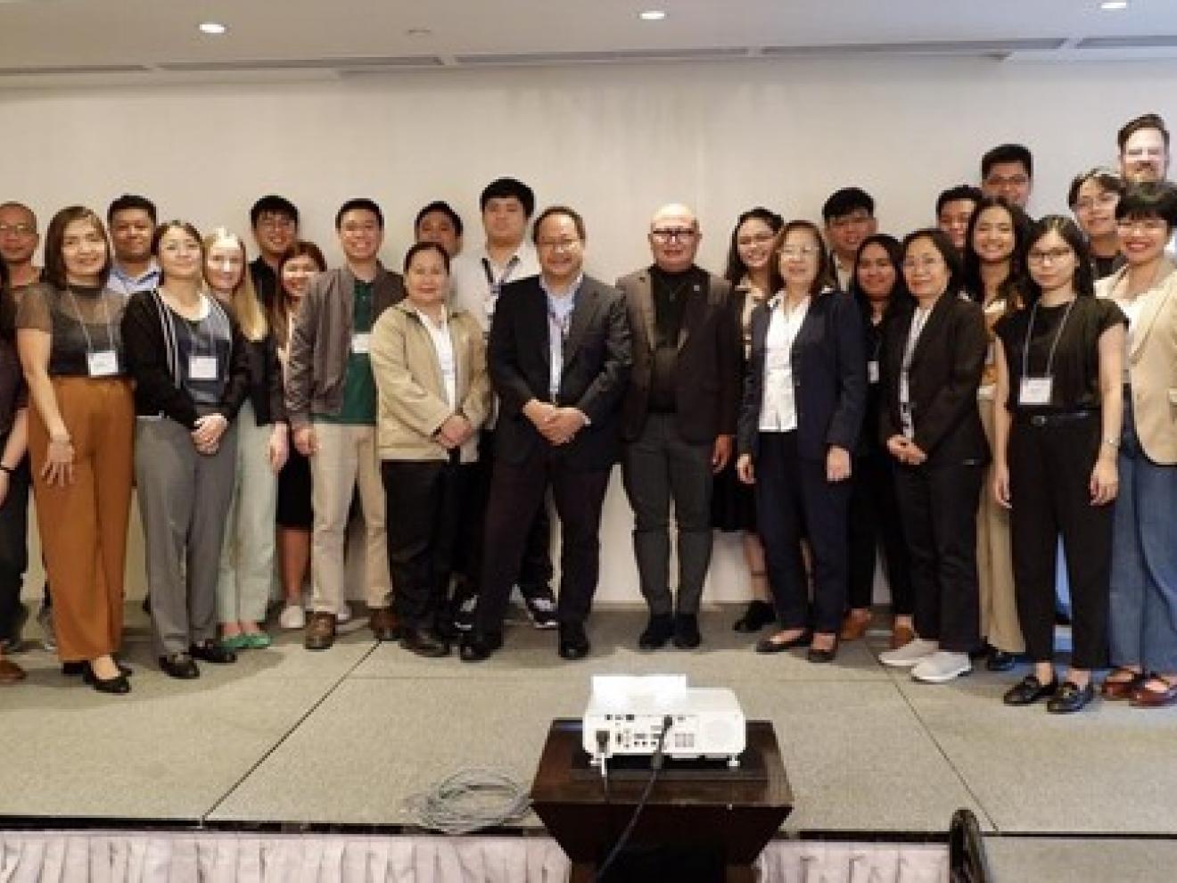 Gruppenbild des philippinischen Verkehrsministeriums zusammen mit der Kommission für Klimawandel und dem Ministerium für Umwelt und natürliche Ressourcen