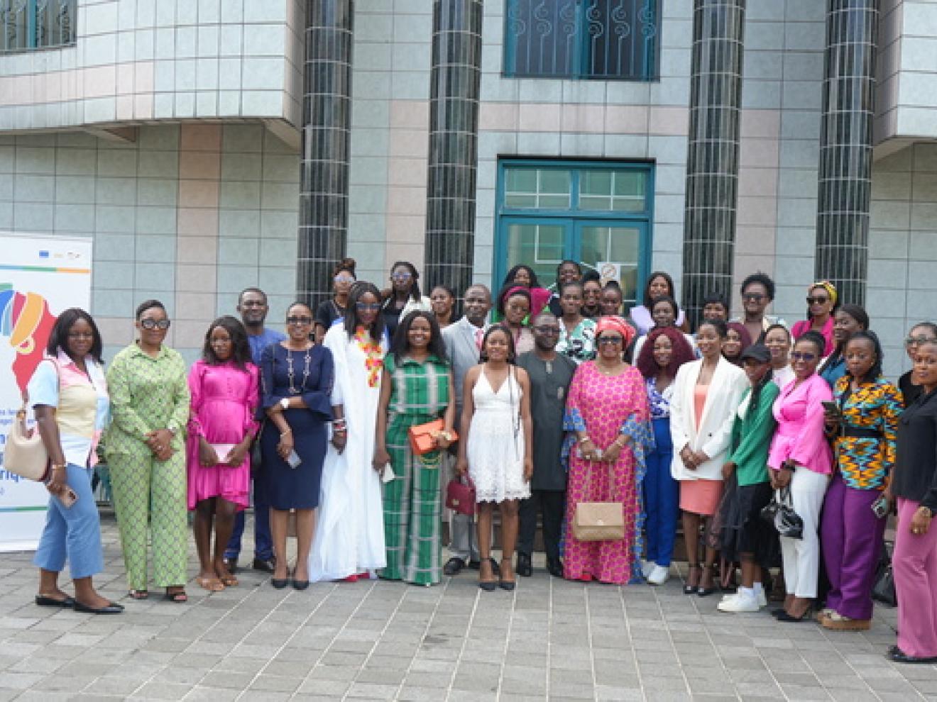 Gruppenbild vor einem Gebäude