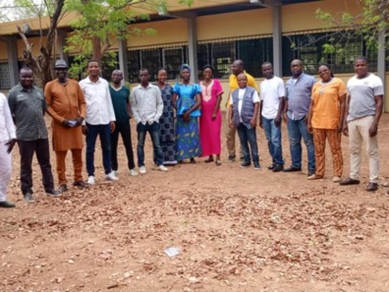 Gruppenbild auf einem Platz mit Gebäude im Hintergrund