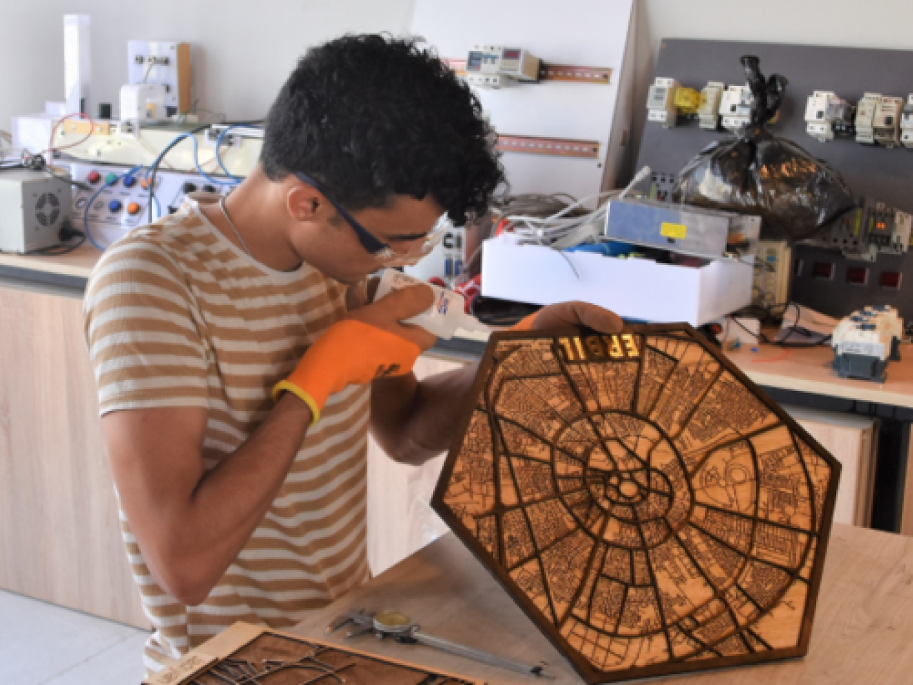 Ein Gründer bei der Arbeit im Innovationszentrum.