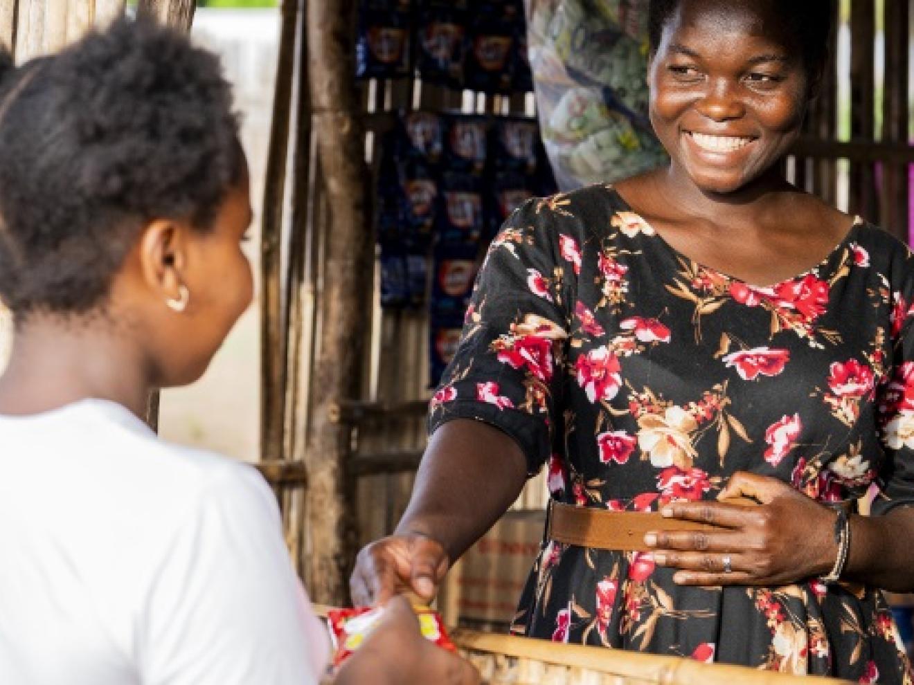 Bertina verkauft Produkte aus ihrem Geschäft heraus.