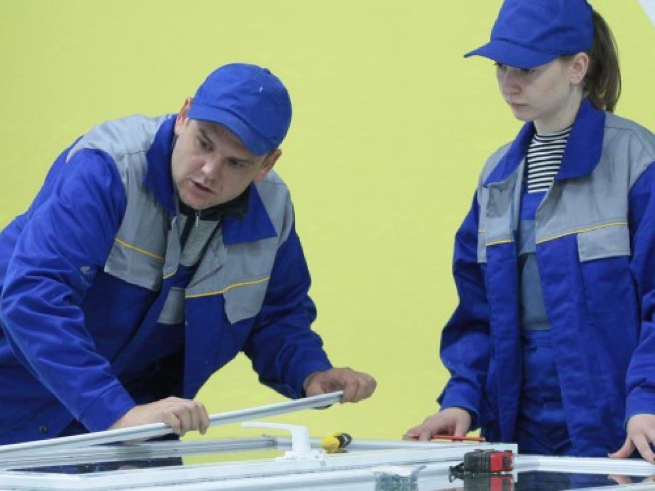 Viktoriia lernt, Fenster so einzubauen, dass sie bestmöglich dämmen.