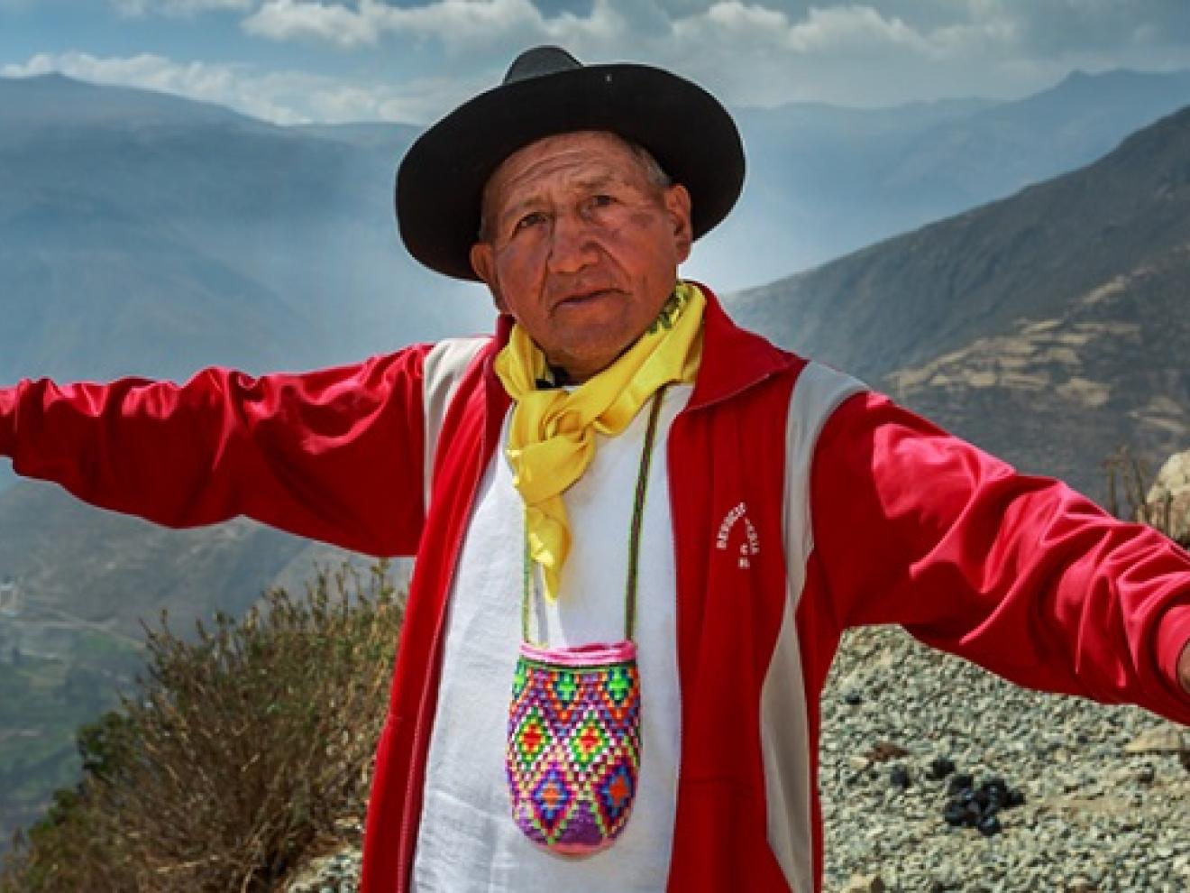 Ein Mann deutet auf das unterirdische Wasser in den Anden.
