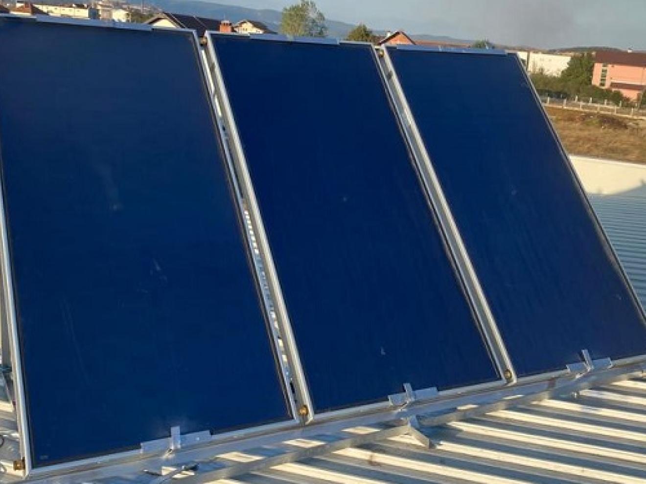 PV-Anlage auf Privathaus im Kosovo.