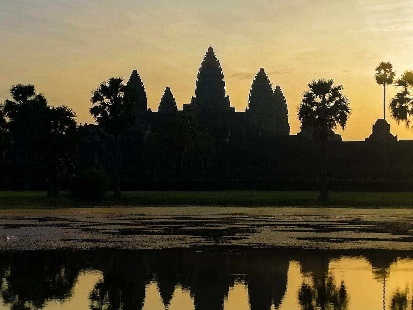Silhouette des Temples von Angkor im Abendlicht