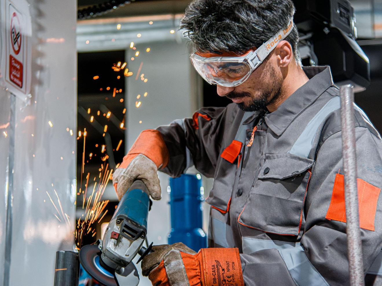 Ein Mann arbeitet mit einem Winkelschleifer