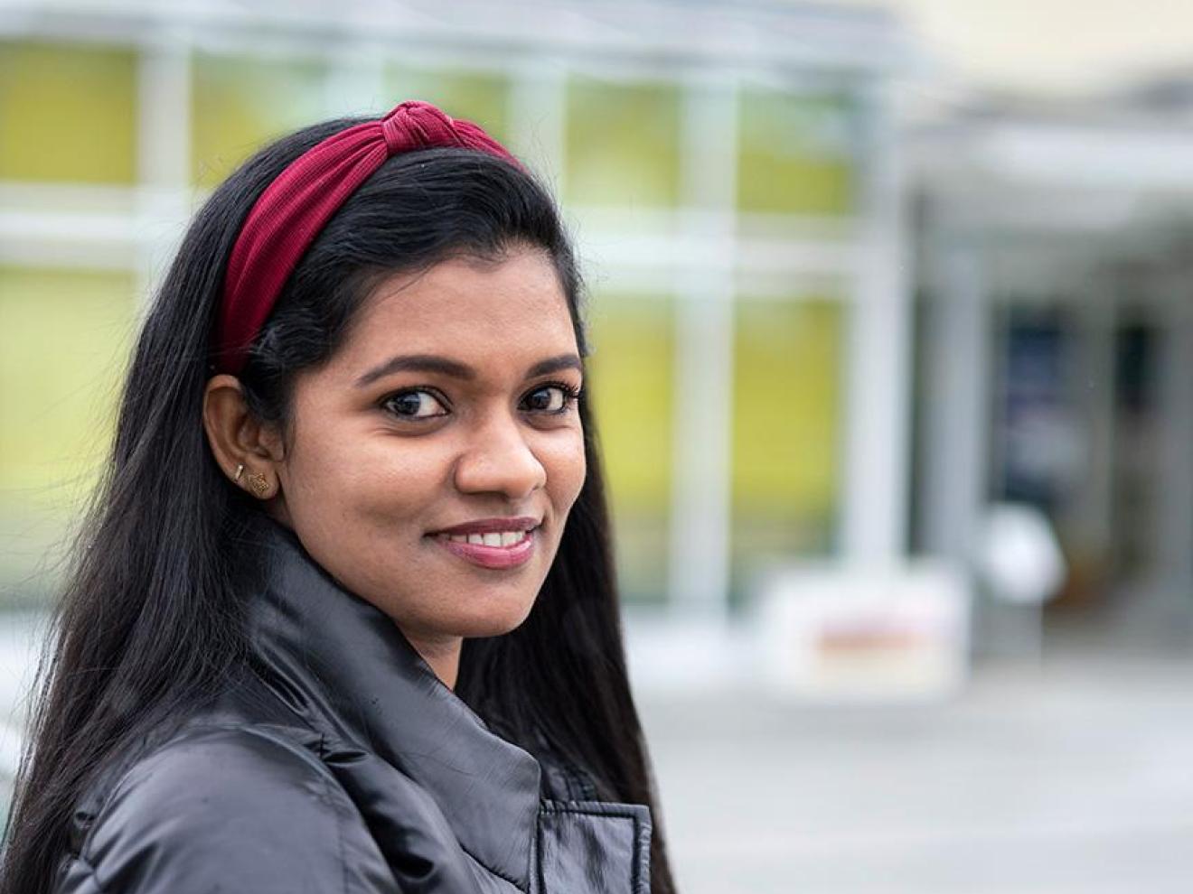 Mädchen mit Handy in der Hand