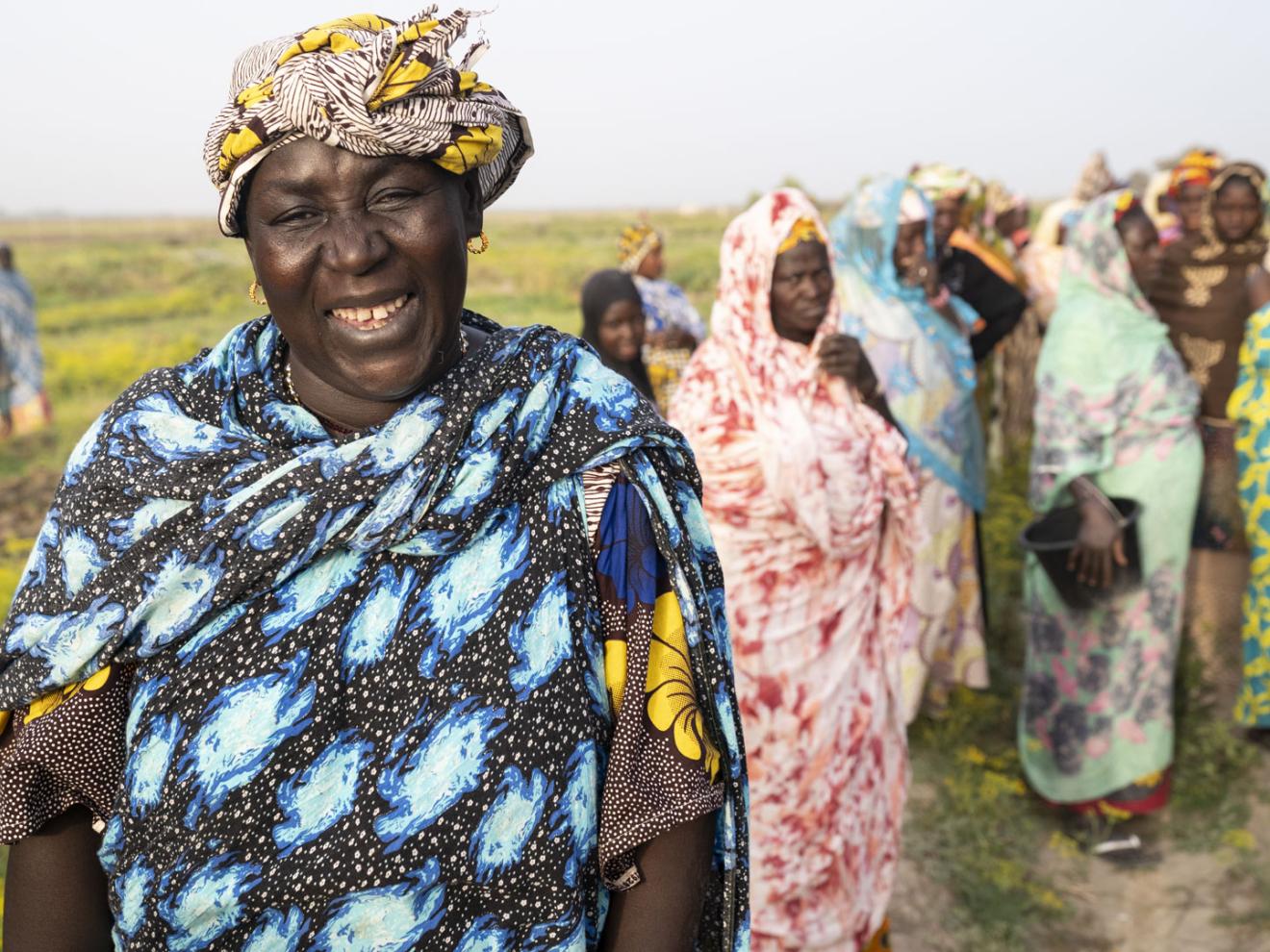 Eine Gruppe von Frauen auf einem Feld