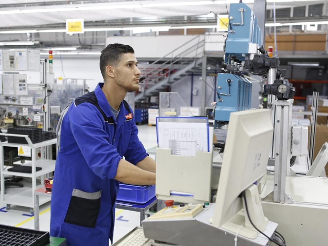 Ein Mitarbeiter der Gruner AG im Werk in Tunesien.
