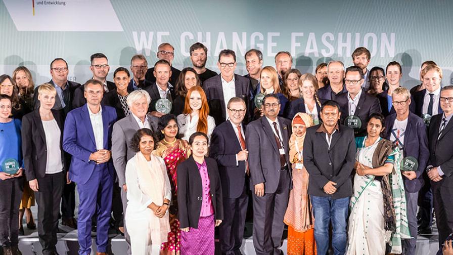 Eine Gruppe von Menschen posiert für ein Foto.