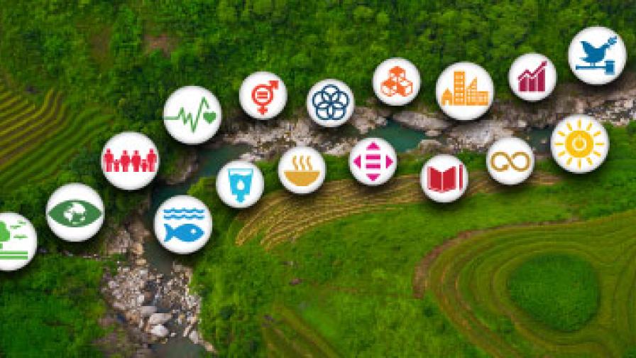 Luftaufnahme einer Kulturlandschaft mit verschiedenen Symbolen an einem Flusslauf entlang angeordnet