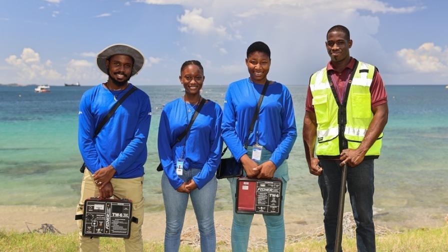 Mitarbeiter des grenadischen Wasserversorgers mit Ausrüstung.