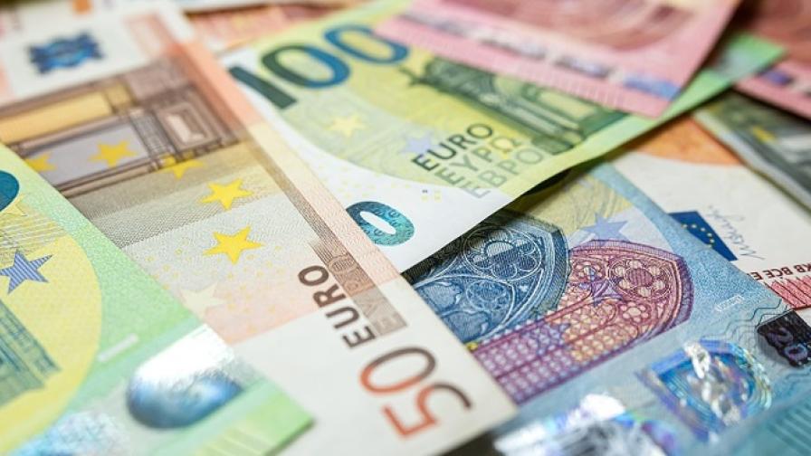 Diverse Euro-Scheine liegen durcheinander auf einem Tisch.