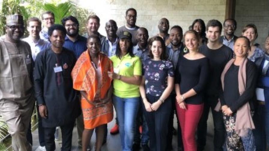 Eine Gruppe von Menschen posiert für ein Foto.