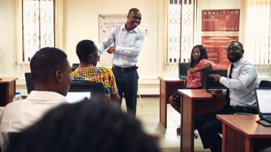 Junge IT-Talente werden in Ghana und Ruanda auf die Arbeit für deutsche Kunden der IT-Softwarefirma AmaliTech vorbereitet.