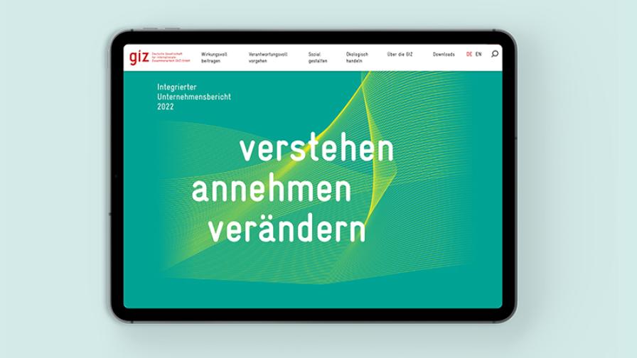 Abbildung der Webseite des Integrierten Unternehmensberichts 2022 auf einem Tablet