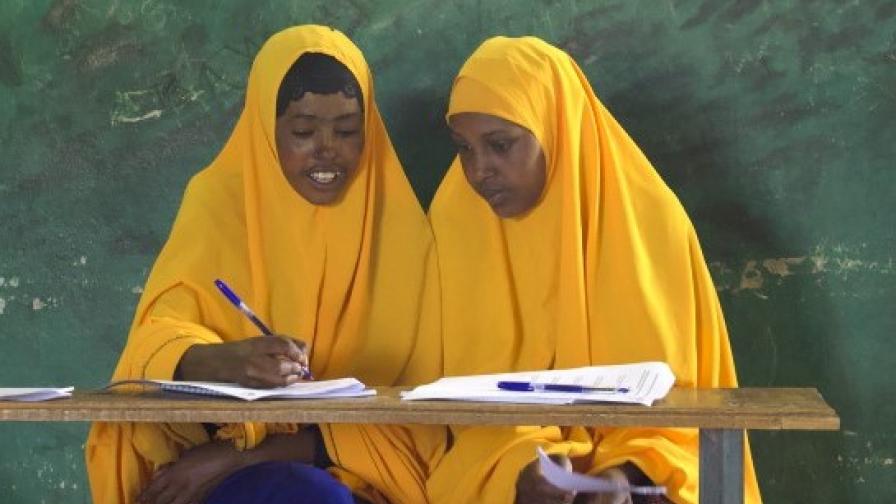 Zwei Frauen in gelber Kleidung