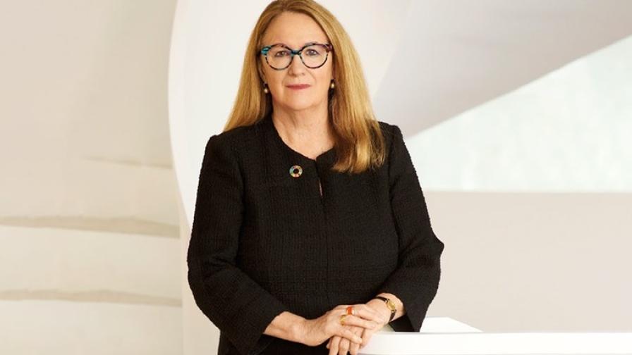 Bild von Frau Hoven: Gezeigt wird der Ausschnitt einer Frau mittleren Alters bis zur Hüfte. Sie trägt eine langärmlige, geschlossene schwarze, Revers lose Jacke eines Twin-sets mit einer Brosche am Rundhalsausschnitt. Durch ihre Brille blickt die mittelblonde Frau direkt in die Kamera.