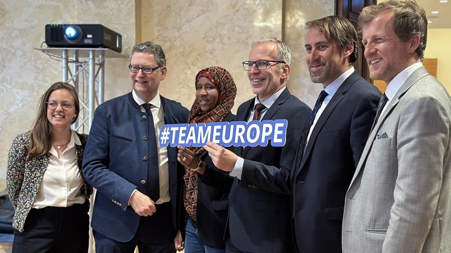 Sechs Personen posieren gemeinsam für ein Gruppenfoto, eine Person in der Mitte hält ein Schild mit der Aufschrift "#TEAMEUROPE".