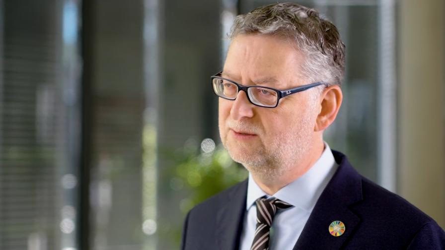 Porträt des GIZ-Vorstandssprechers Thorsten Schäfer Gümbel im Gespräch